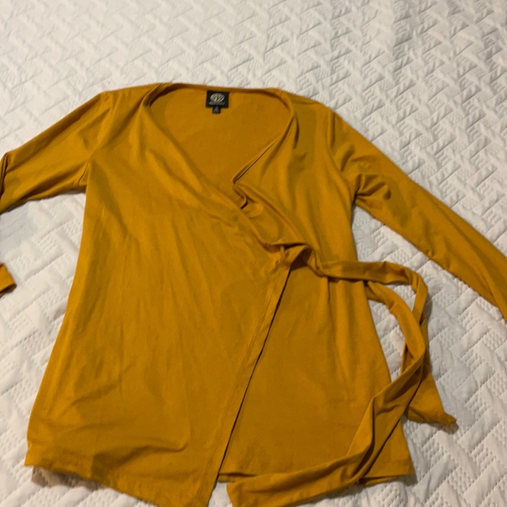 5/$25 Bobeau Mustard Flattering Wrap top